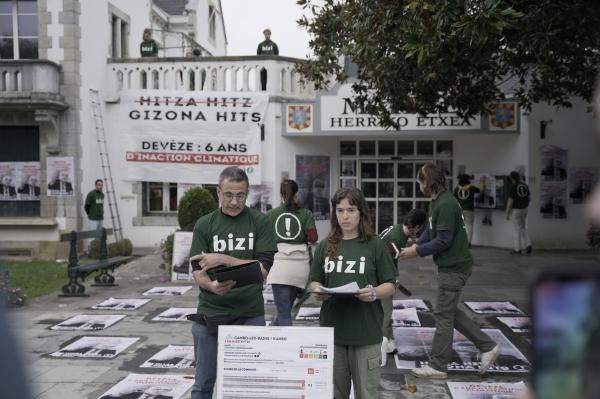 Bizi%20mungimenduko%20militanteak%20Kanboko%20Herriko%20Etxe%20aitzinean%20(Arg:%20Bizi)