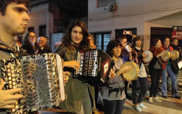 Euskaltzaleak%20euskaltegiaren%20Triki-Poteo%20arrakastatsua%20Buenos%20Airesko%20karriketan