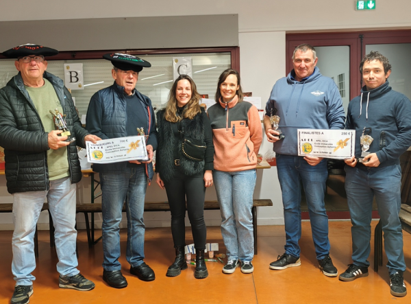 A%20mailan_%20ezkerretik%20eskuinera_%20Esponda-Errecart%20txapeldunak_%20Myriam%20Daugreilh-Anaiz%20Duperret%20burasoen%20elkarteko%20arduradunak_%20Beloscar-Lartigue%20txapeldun%20ordeak%20(Arg:%20Eskola%20libroa)