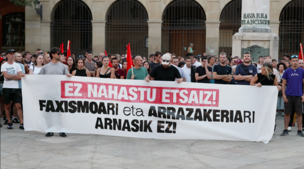 Arrazakeriaren%20kontrako%20deialdi%20antifaxista%20UPN_%20PP%20eta%20Voxen%20gorrotoaren%20aitzinean_%20Irunako%20San%20Frantzisko%20plazan%20(Ahotsa.info)