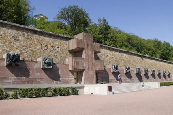 Manouchian%20taldea%20(3/3)