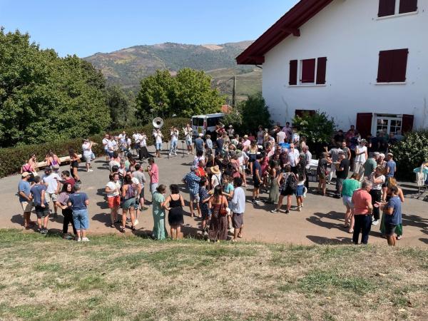 Euskara%20ofiziala%20Baigorrin_%20Eskola%20sartzea_%20Mahats%20biltze%20aperitifak_%20Erramun%20beti%20kantari%20eta%20Errugbia