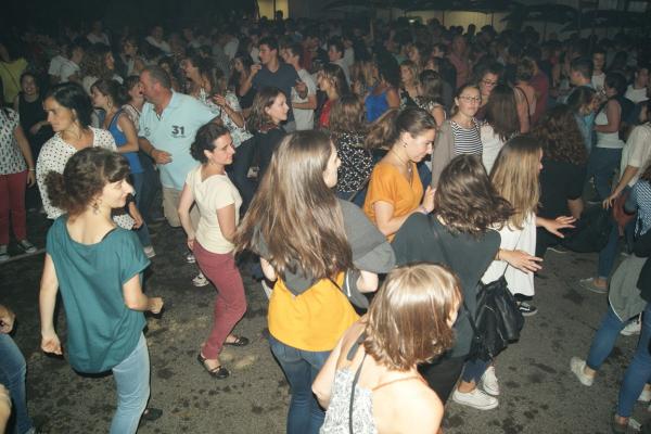 Larunbat%20arratsean_%20publikoa%20dantzan