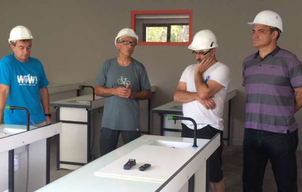 Lizeo%20berria%20bisitatzean_%20Hur%20Gorostiaga%20(Seaskako%20zuzendaria)_%20Jef%20Mateo%20(Etxepare%20lizeoko%20lehendakaria)_%20Paxkal%20Indo%20(Seaskako%20lehendakaria)%20eta%20Koldo%20Tellitu%20(Ikastolen%20Elkarteko%20lehendakaria)