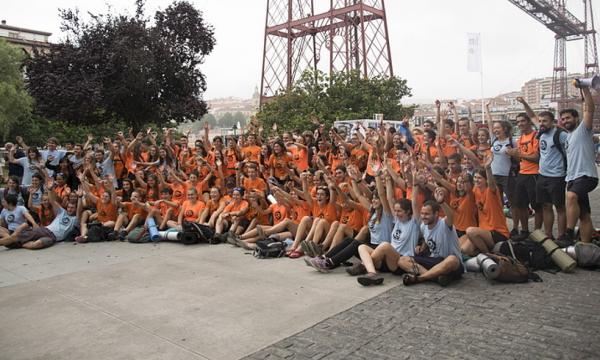 Jazko%20irudia_%20gazteak%20elkarrekin%20ibilaldi%20baten%20bukaeran