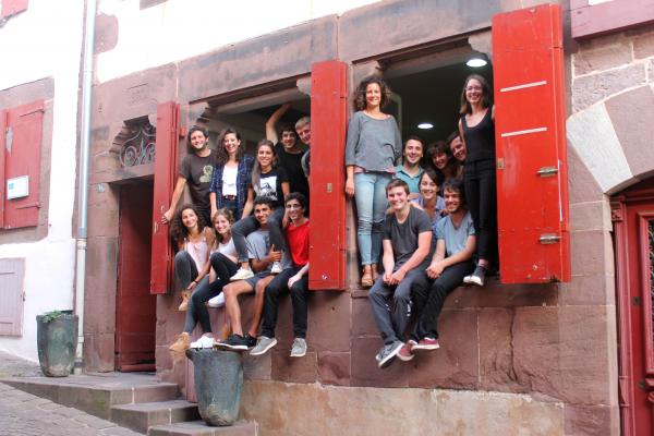 Gazteak%20erosi%20berria%20duten%20lokalaren%20aitzinean