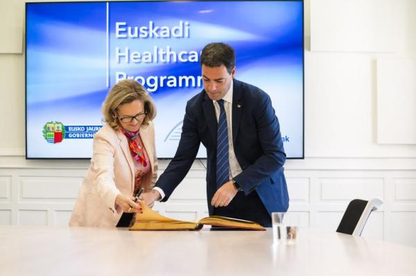 Imanol%20Pradales%20Euskadiko%20lehendakaria%20eta%20Nadia%20Calvino%20Europako%20Inbertsio%20Bankuaren%20presidentea%20akordioa%20izenpetzen