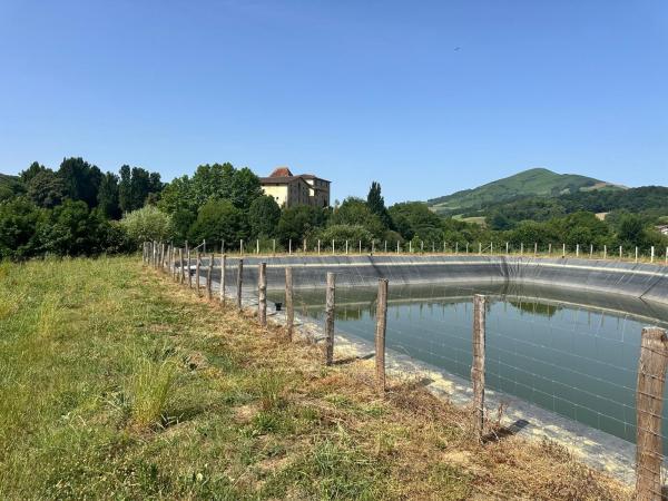 Lekorneko%20Garro%20gazteluaren%20eremuan_%20euri-urak%20biltzeko%203.000%20m-ko%20upeltegi%20sistema%20eraiki%20zen.