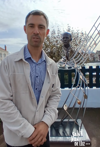 Romain%20Tiercin%20eta%20bere%20Maurice%20Ravelen%20eskultura%20(Arg:%20Donibane%20Lohizuneko%20herria)