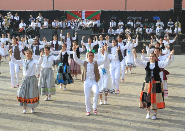 Jazko%20kabalkada_%20Izartxo%20taldea.