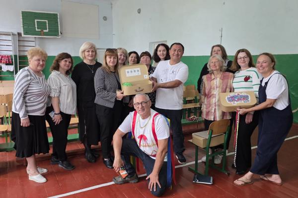 Amaia%20Hennebutte%20eta%20Fabrice%20Jacob%20ukrainarrez%20inguraturik_%20Art%20%20Joy%20maletak%20eskutan