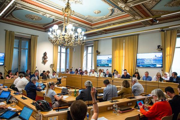 Herriko%20Etxeak%20euskararen%20plana%20adostu%20-%20Papogorri%20ikusgarria%20-%20Lauburu%20eta%20Oier%20Pol%20Berzaitz