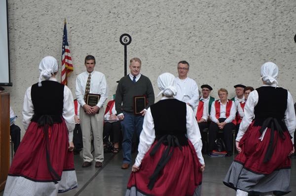 BIZI%20EMANKORRA.%20San%20Frantziskoko%20Bizi%20Emankorra%20sariduneri%20ohorezko%20Agurra%20Jean-Pierre%20Espil%20(ordez.)_%20Frantxua%20Camou%20eta%20Michel%20Veron-eri_%20San%20Frantziskoko%20Zazpiak%20Bat%20dantza%20taldeko%20gazteek%20emanik_%20Valerie%20Arrechea%20eta%20Caroline%20Chiramberro%20txistulari%20(arg.%20Philippe%20Acheritogaray)