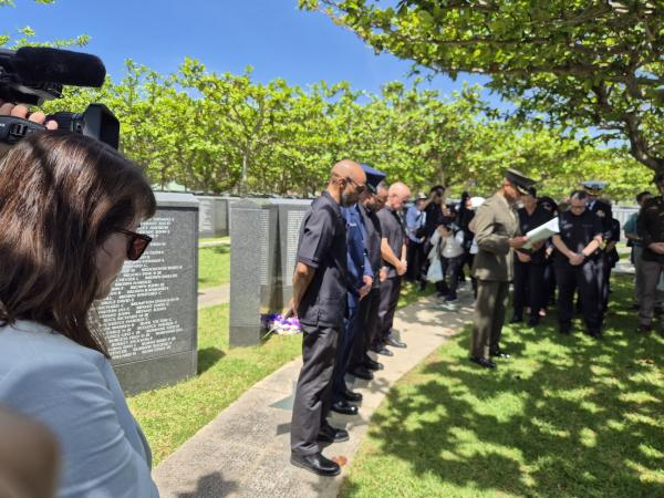 Argazkian_%20Pauline%20Itcea%20bere%20ahaidearen%20izena%20zizelkatu%20duten%20murruaren%20aitzinean_%20ohoratze-zeremonian%20Okinawa%20Peace%20Memorial%20Park-en%20(argazkia%20Garbine%20Naveran)