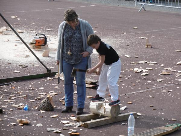 Bildotsaren%20Egunean%20arizan%20den%206%20urteko%20aizkolaria%20bere%20amaren%20sahetsean